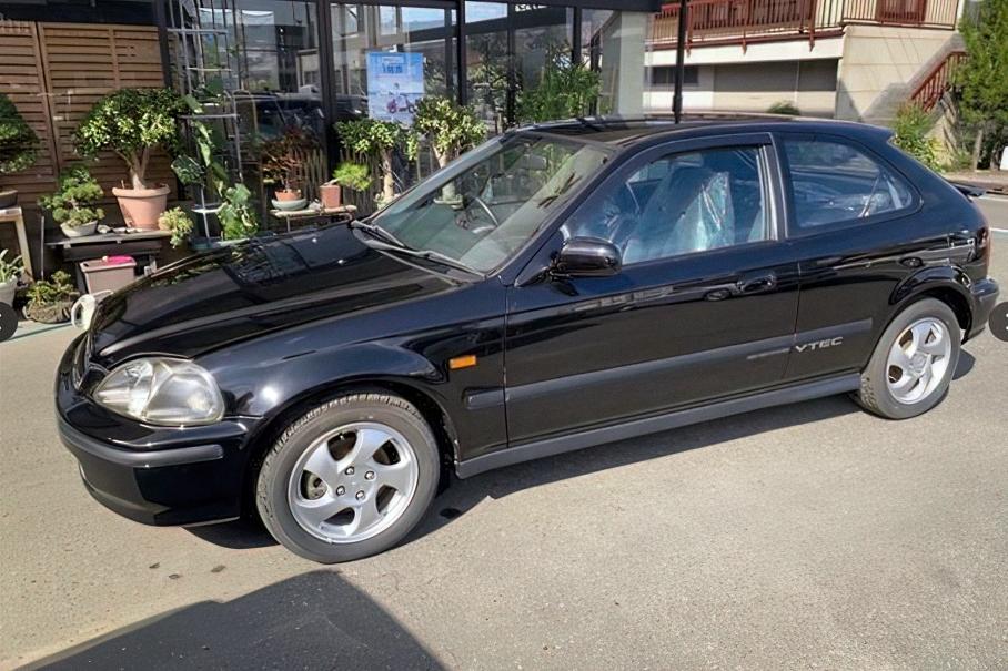 Найдена Honda Civic из 90-х, которую новой на всю жизнь забыли в гараже