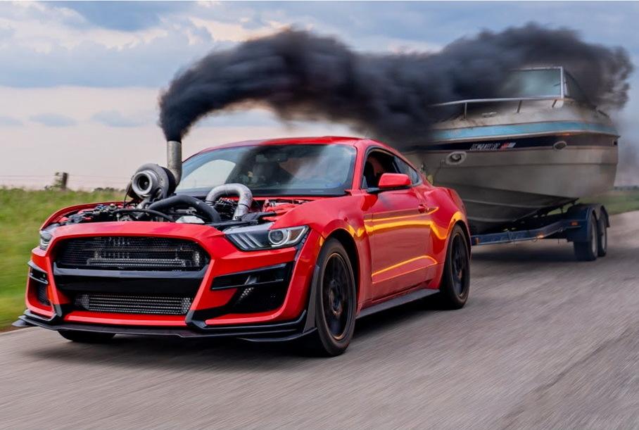 Посмотрите, как дизельный Mustang с буксом тащит десятиметровый катер