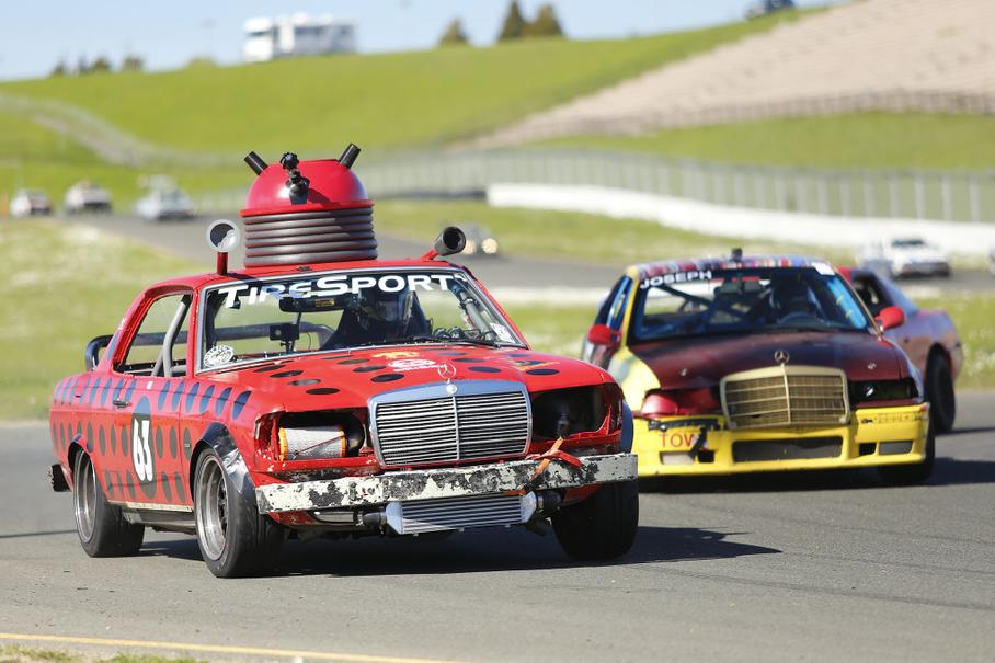 К вопросу о разнообразии длинных гонок. Не волнуйтесь, это не фото московского этапа REC. Упомянутые в самом начале «Лимоны» — это американская гоночная серия 24 Hours of LeMons. Название дважды остроумное: во-первых, это пародия на 24 часа Ле-Мана. Во-вторых lemon или лимон — расхожее в Америке слово для обозначения всякой автомобильной рухляди. Вроде как наше «ведро с болтами». На старт выпускают машины, купленные по цене не выше 500 долларов, а команды соревнуются не только в скорости, но и в оригинальности. Мы даже выпускали подборки этих удивительных машин. Посмотреть их можно [здесь](https://motor.ru.net/selector/korporaciya-monstrov.htm), [здесь](https://motor.ru.net/selector/tachki-2.htm) и [здесь](https://motor.ru.net/selector/lemons3.htm).