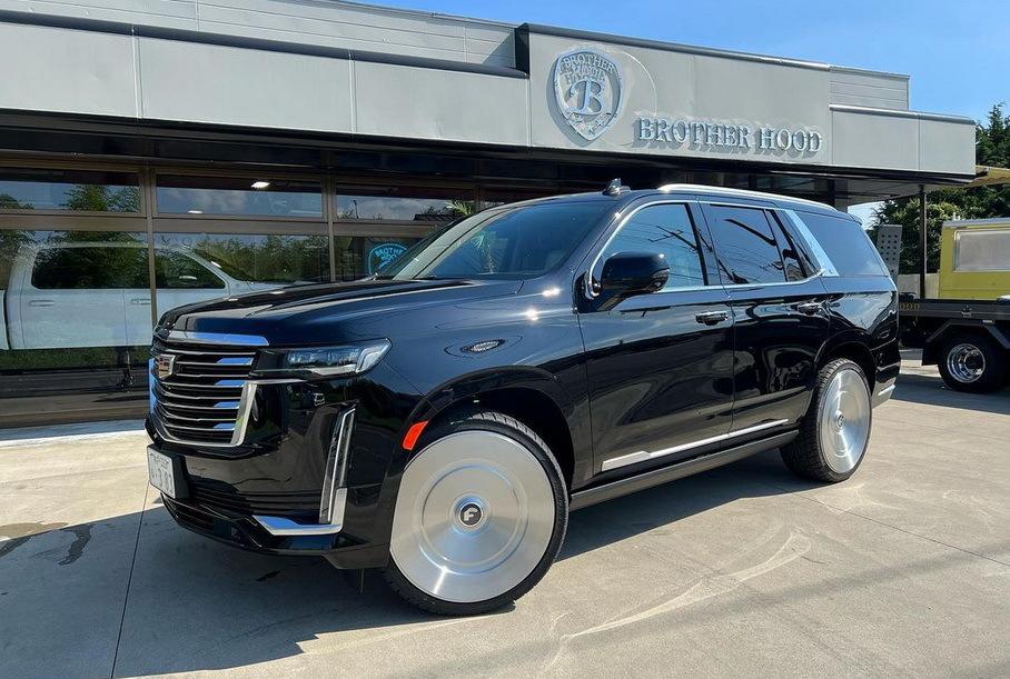 Посмотрите на новый Escalade с гигантскими дисками без отверстий