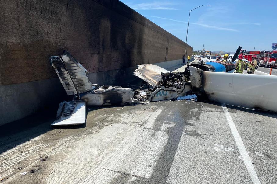 Видео: жесткая посадка легкомоторного самолета на оживленную трассу в США