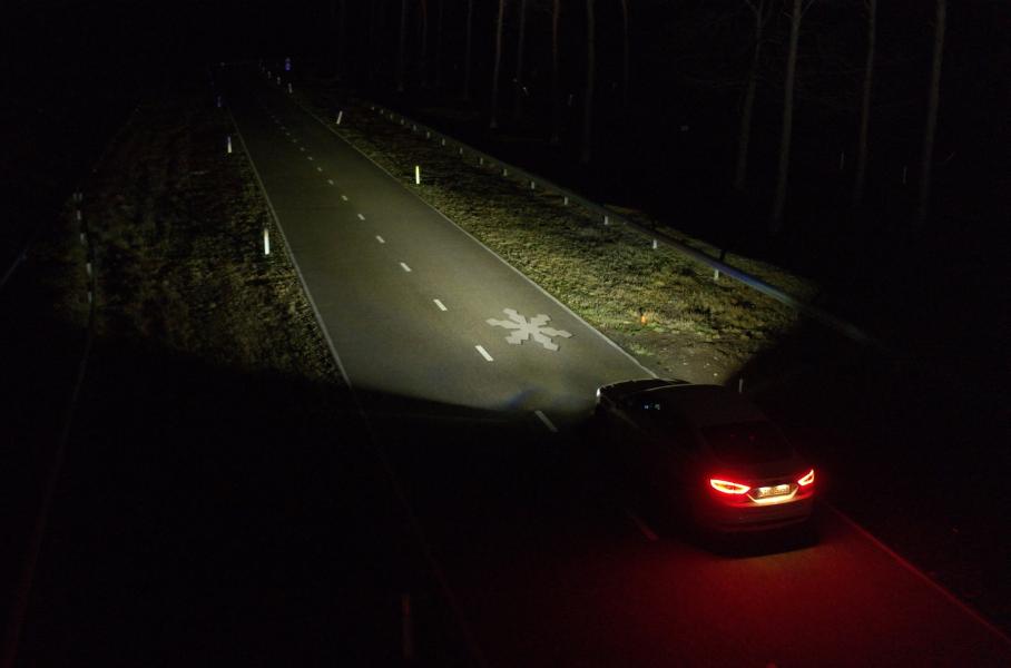 Автомобили Ford смогут фарами «рисовать» подсказки на дороге