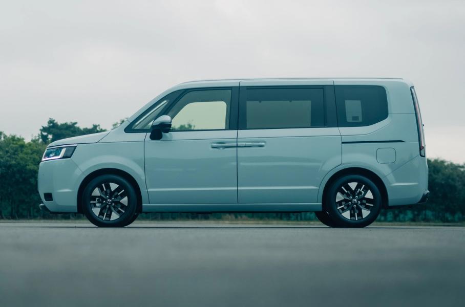 Россияне не готовы пересаживаться на автомобили с правым рулем