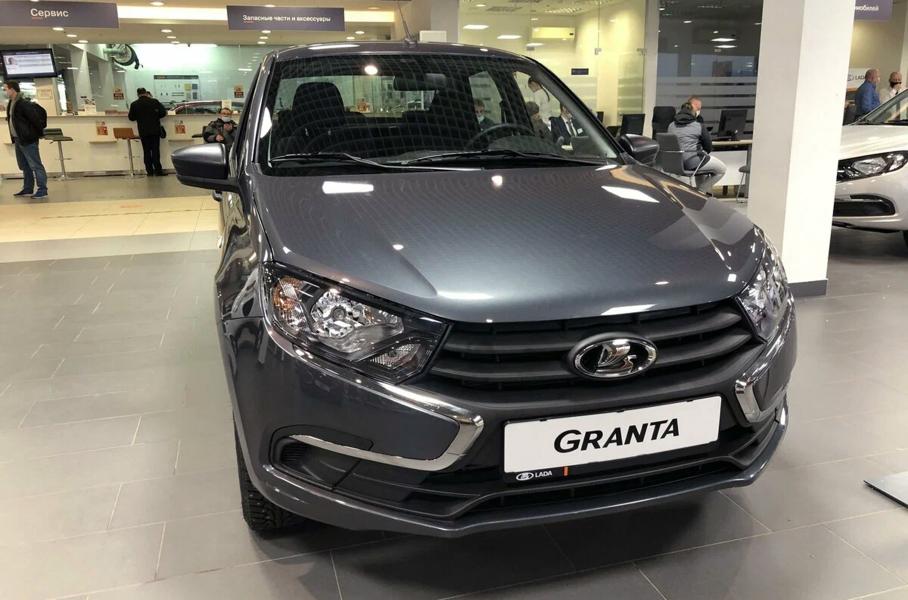 Стало известно, сколько потратили россияне на новые машины за месяц