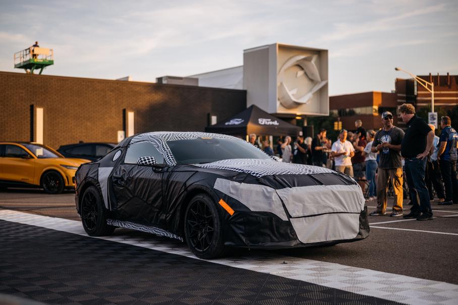 Ford показал публике прототип нового Mustang