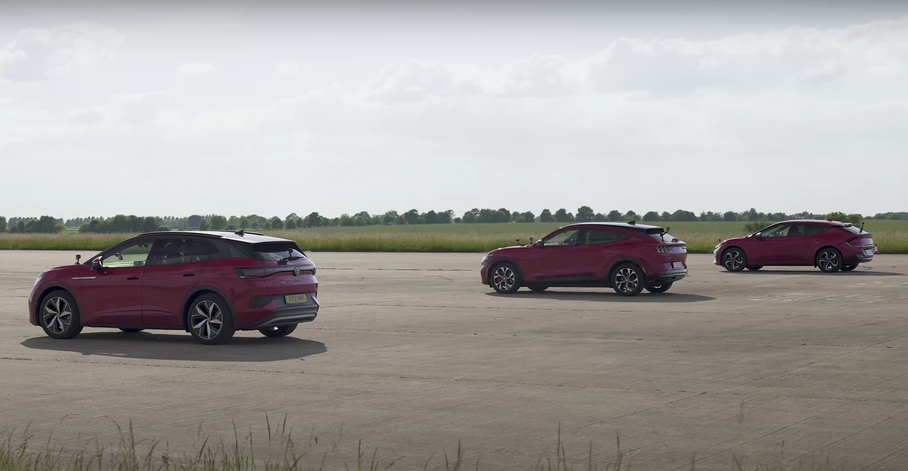 Три электрокроссовера сравнили в гонке по прямой