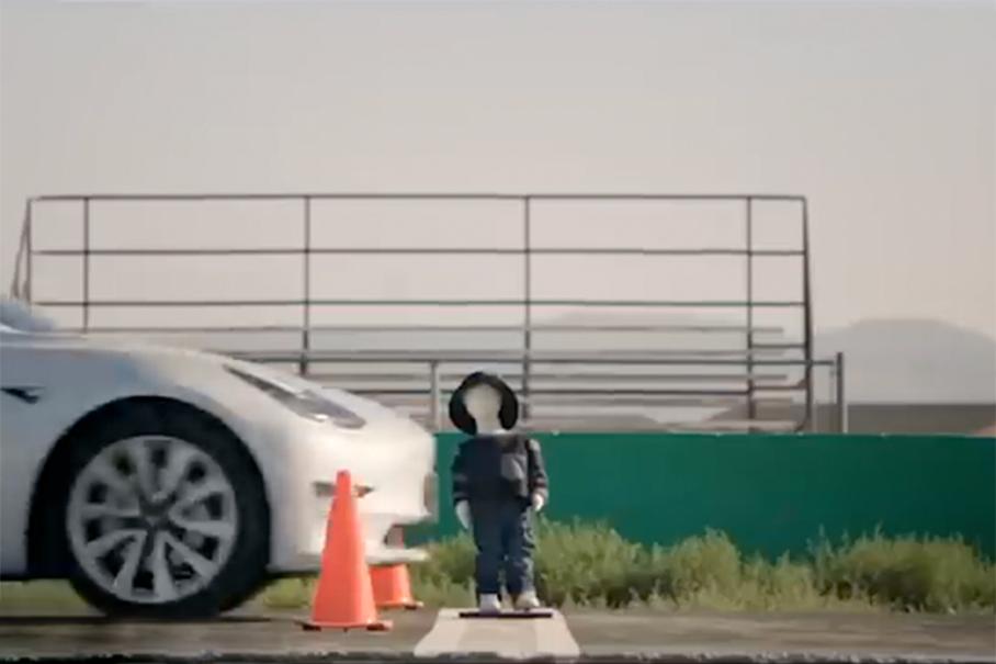 Tesla требует удалить видео, на котором электрокар сбивает манекены детей