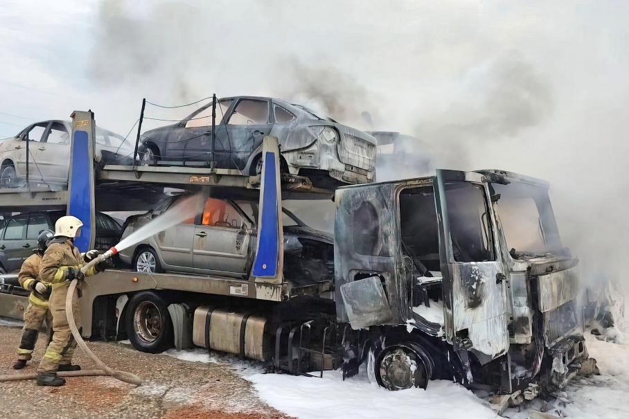 Сгорели два автовоза с новыми Lada