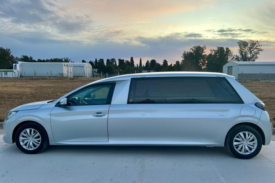 Посмотрите на новый хэтчбек Peugeot 208, переделанный в катафалк