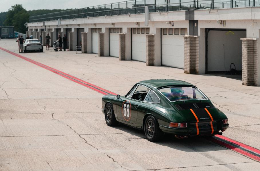 В Венгрии построили рестомод Porsche из 60-х со «швейцарским» мотором