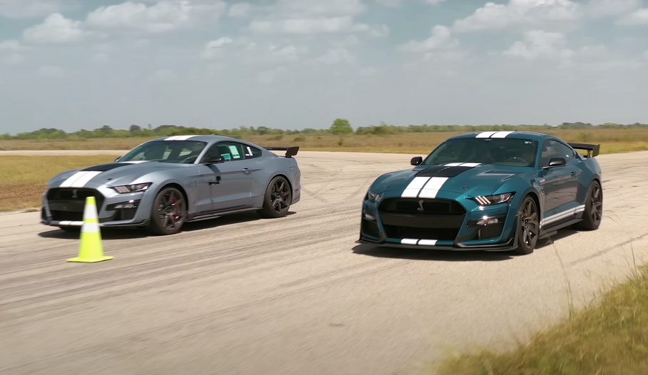 Hennessey Venom 1000 и Ford Mustang GT500 сразились в дрэг-рейсинге