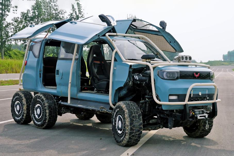 Китайский электрокар стал шестиколесным монстром с «крыльями чайки»