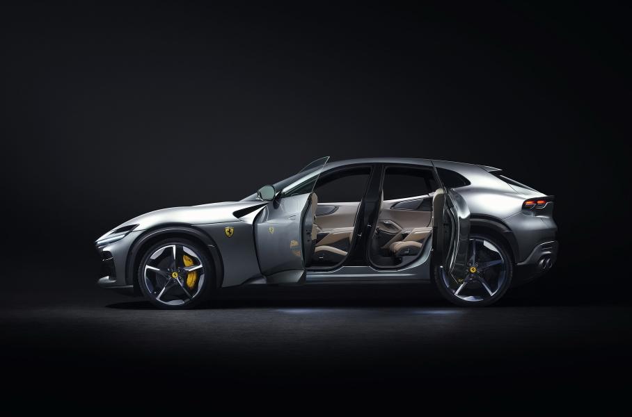 С точки зрения дизайна Ferrari Purosangue — полная противоположность своего главного конкурента [Lamborghini Urus](https://motor.ru.net/reports/lamborghini-urus-travel.htm). Профиль «Уруса» формирует относительно короткий капот и длинная «спина» покатой крыши — точно как у среднемоторных суперкаров из Санта-Агаты. А дизайнеры Ferrari предпочли классику и придали своему кроссоверу пропорции переднемоторного шутинг-брейка с длинным капотом с сдвинутой назад кабиной