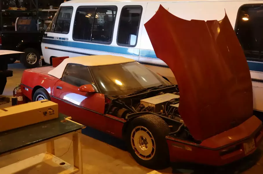 Посмотрите на электрический Chevrolet Corvette, созданный Motorola в 90-х