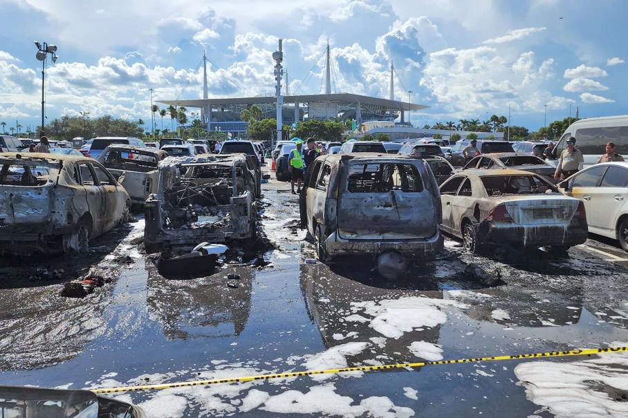 11 автомобилей сгорели из-за водителя, который решил пожарить мясо в машине
