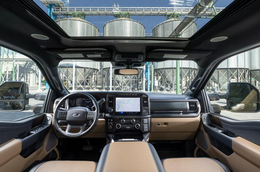 Интерьер нового Ford F-350 Super Duty