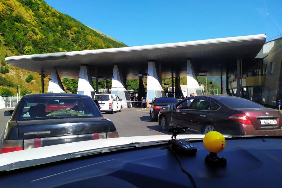 Брошенные на границе машины хотят отдавать семьям мобилизованных россиян 