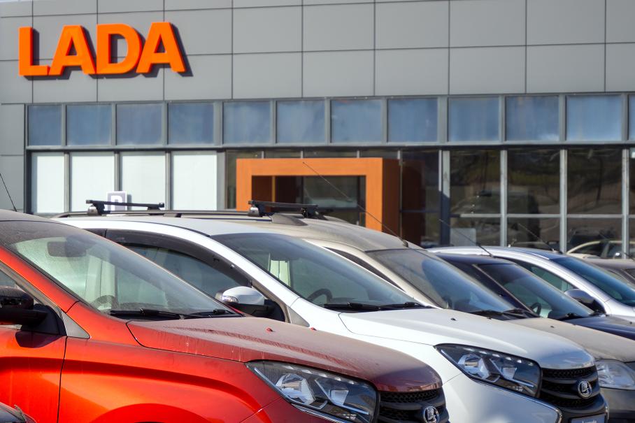Продажи Lada начали падать на фоне мобилизации
