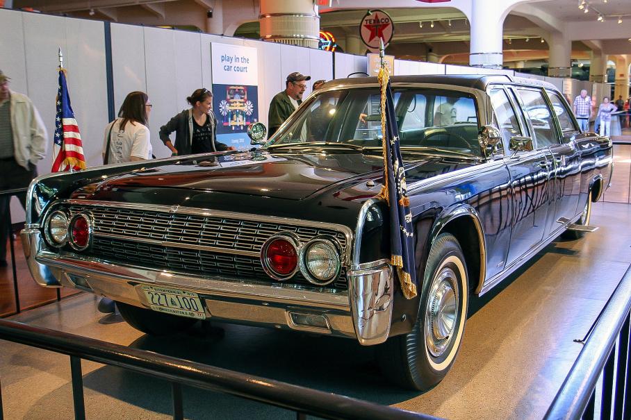 Президентский бронированный Continental с высокой крышей в музее Ford в Дирборне