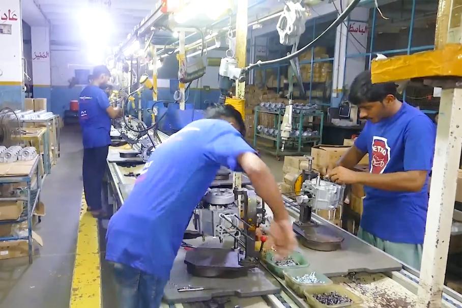 Видео: как в Индии вручную собирают двигатели за 8 минут 