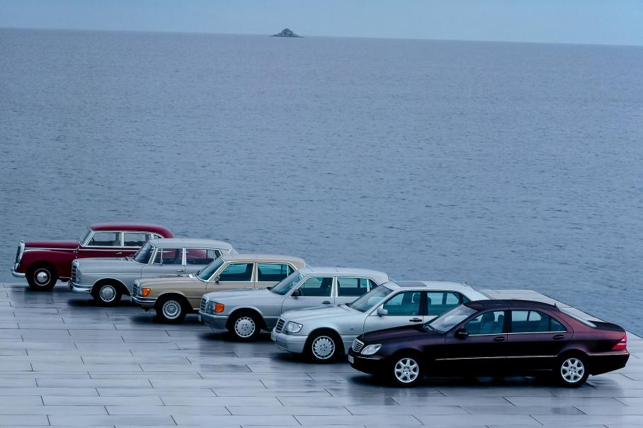 На смену легендарному «сто сороковому» пришел S-Class W220 — новаторский, спорный, но не лишенный достоинств флагман новой школы. Он на переднем плане, за ним — более ранние модели. На фото хорошо видно, что великие предшественники «двести двадцатого» ([W116](/stories/50-years-of-w116.htm), [W126](/news/ideal-w126-sale-09-05-2021.htm) и [W140](https://motor.ru.net/stories/the-history-of-w140.htm)) демонстрируют эволюцию. С которой W220 рвет связи