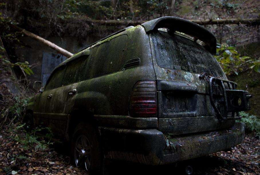 Обнаружен брошенный Land Cruiser, покрытый мхом внутри и снаружи