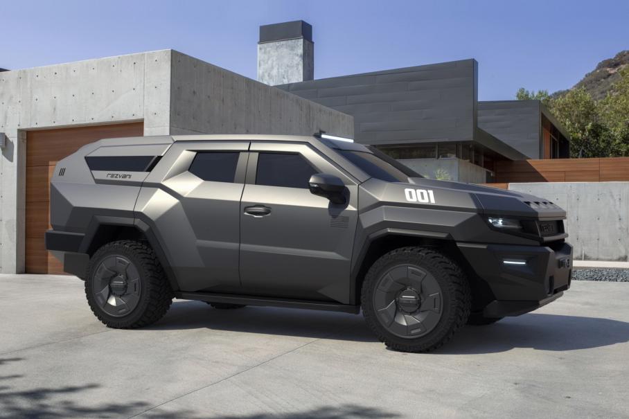 Новый Cadillac Escalade превратили в безумный трехрядный броневик