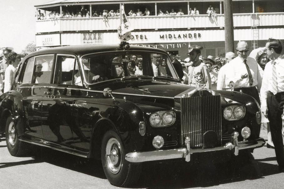 Ещё один лимузин Rolls-Royce Phantom VI из Королевского конюшенного двора — в данном случае обыкновенный, с крышей стандартной высоты