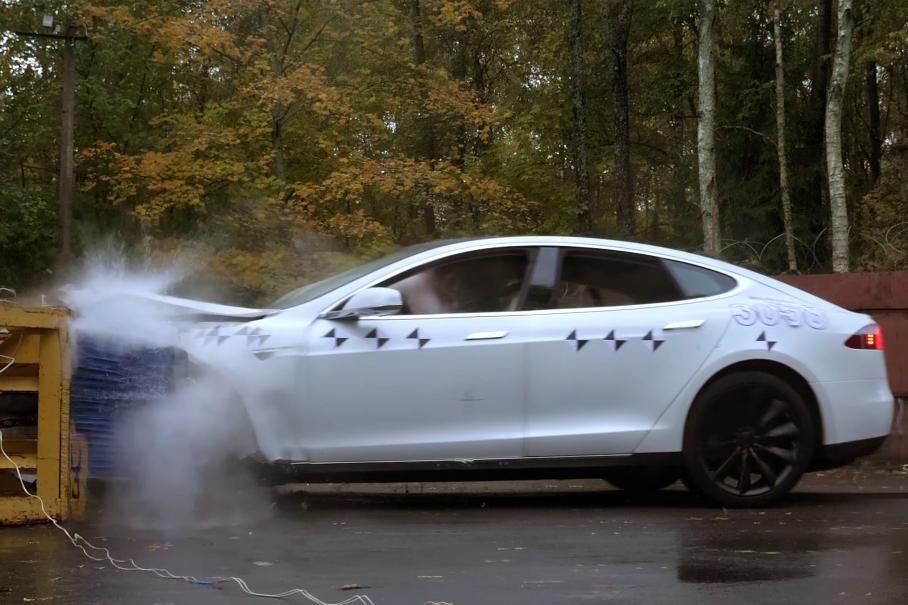 Российский блогер разбил Tesla ради проверки нового iPhone 