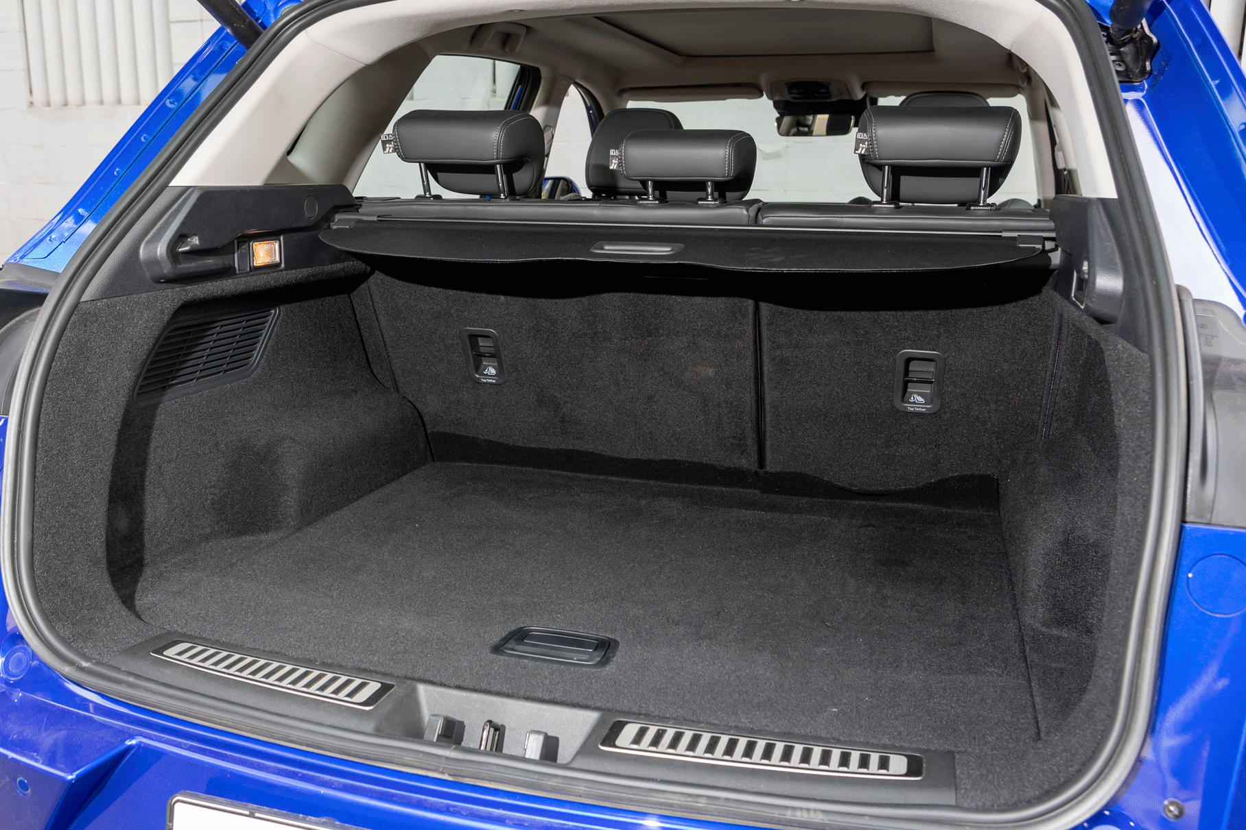 Багажник небольшой (412 л), но с аккуратным подпольем, уютной обивкой ворсистой тканью и «электрифицированной» пятой дверью