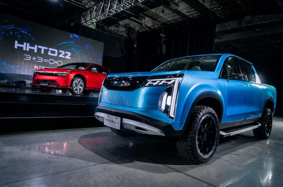 Изготовитель iPhone представил два собственных электрокара