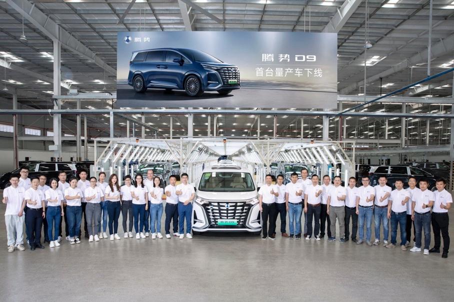 Китайский BYD сообщил об ажиотажном спросе на минивэн Denza D9