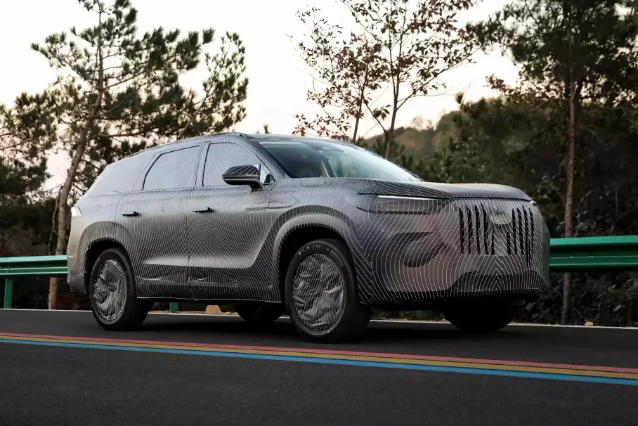 Первый электрокроссовер Jeep, драйверская версия Porsche 911 и новый флагман Hyundai: главное за неделю