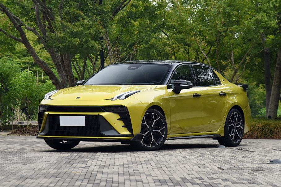 Geely начала продажи обновленного спортседана с полным приводом