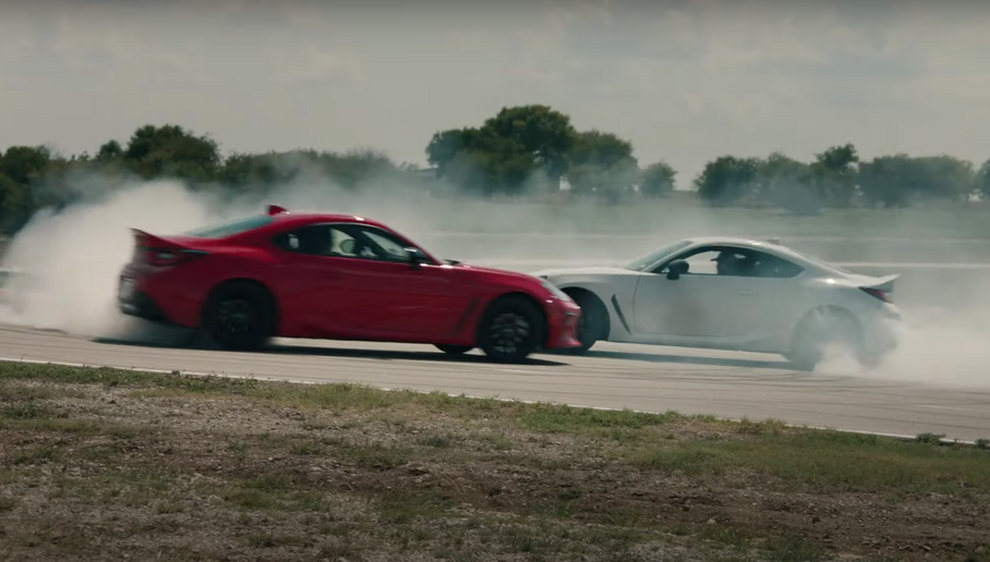 Пилоты NASCAR и NHRA устроили дрифт на Toyota GR86