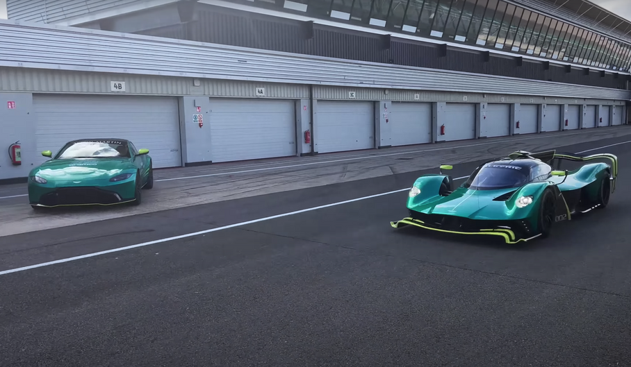 Посмотрите на круг по треку на Aston Martin Valkyrie AMR Pro с пилотом Формулы-1