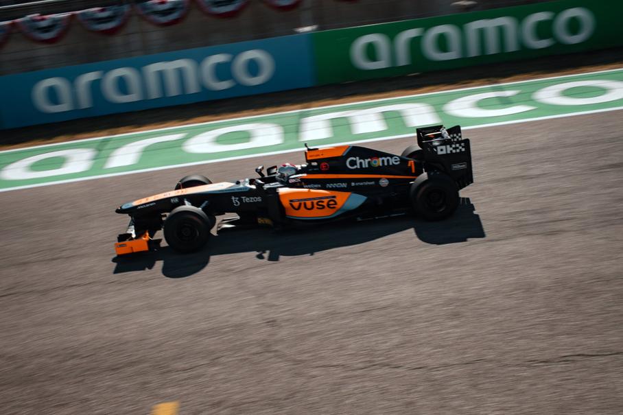 82-летний чемпион Формулы-1 протестировал современный болид