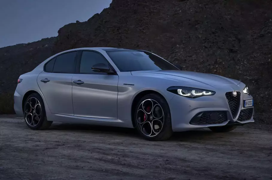 Обновлённые Alfa Romeo, первый электроседан Toyota и спецверсия Mercedes-AMG C 63 S: главное за неделю