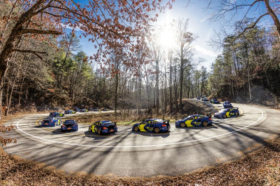 Экс-пилот Формулы-1 промчал по самой извилистой дороге Америки