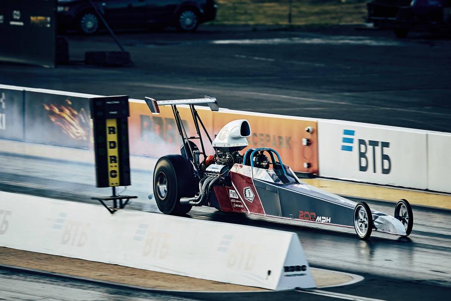 Машины такого типа появились у нас в 2017 году — первым «стрелу» привёз Александр Альбин. Общая длина машины составляет около восьми метров, что гарантирует ей высокую устойчивость. Благодаря своей простоте такая машина сравнительно недорога, а небольшой вес позволяет в рамках нашего чемпионата использовать менее мощные и более надёжные двигатели