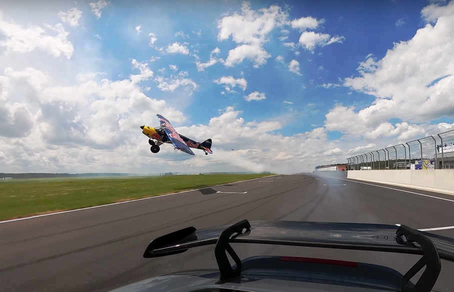 Посмотрите на эффектную погоню самолёта за Porsche