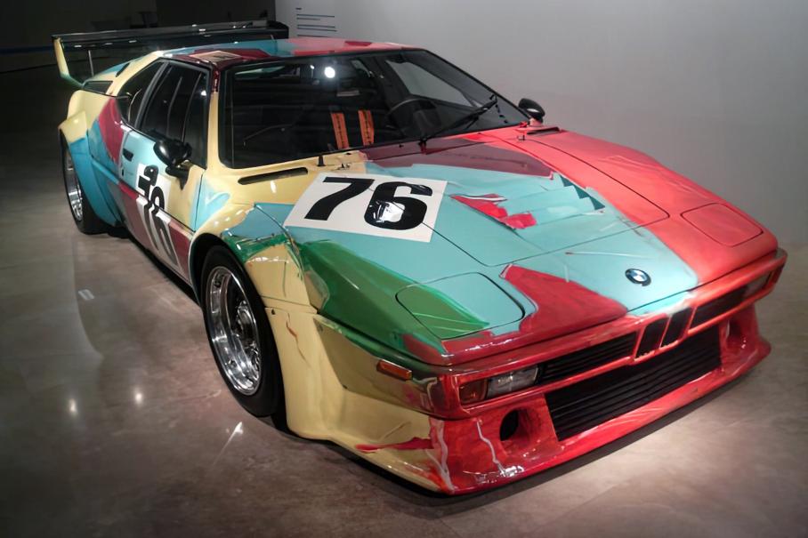 Активисты высыпали 8 килограммов муки на BMW, разрисованный Энди Уорхолом