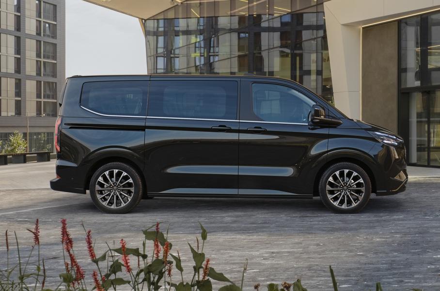 Новый Ford Tourneo Custom: полный привод и электромотор