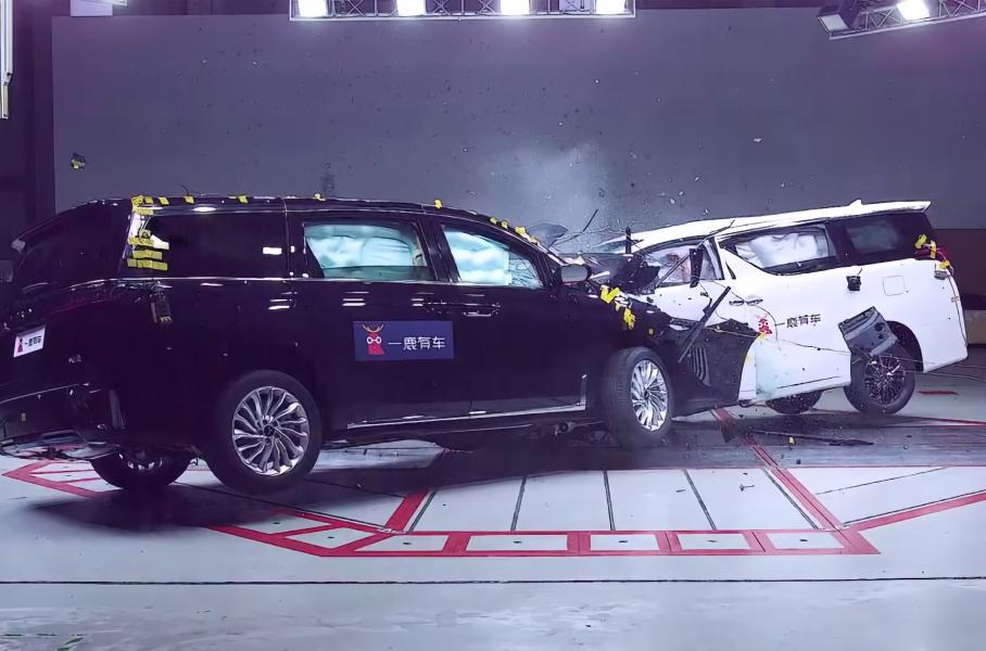 Видео: лобовой краш-тест Toyota Alphard и Voyah Dreamer