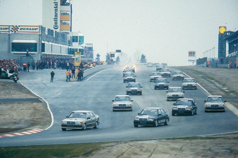 Младшему сорок: история Mercedes-Benz 190