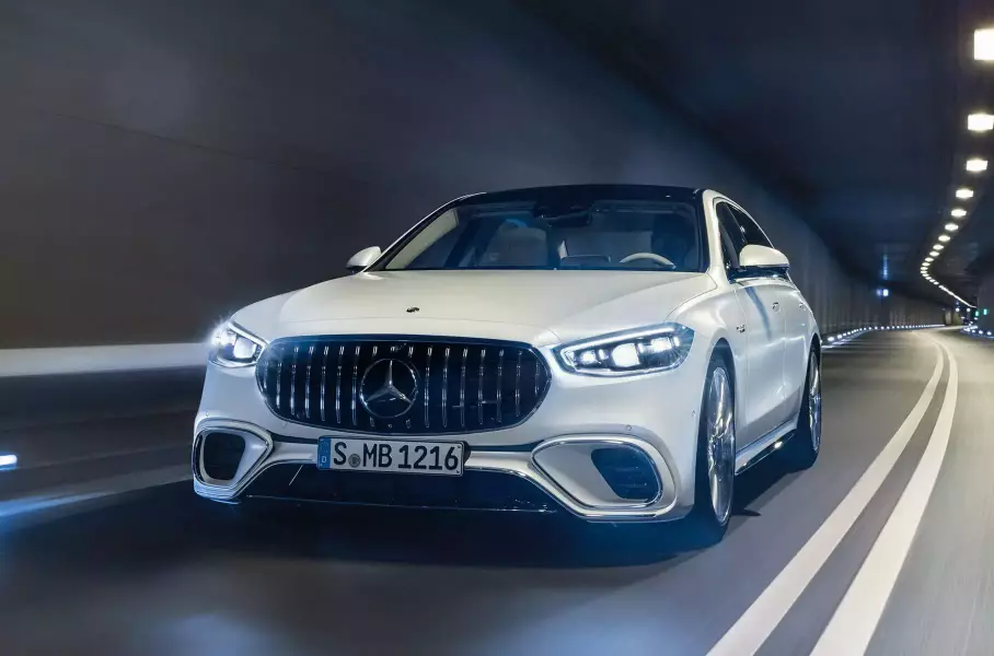 Самый мощный S-Class в истории, 717-сильный Dodge на «механике» и флагманский кроссовер Chery: главное за неделю
