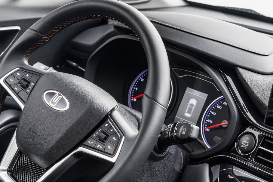 Приборная панель аналоговая, и это хорошо. Ничего лишнего — только отлично читаемые шкалы, напоминающие прежние Audi, и олдскульный монохромный дисплей в центре. У оригинальной модели доступна и стильная цифровая приборка, но в Москвиче её (пока?) нет. Ещё несколько наблюдений: отсутствует клипса для парковочной карты в козырьке (зато зеркальца есть и у водителя, и у пассажира); нет атмосферной подсветки салона; наконец, очень маняще выглядит похожая на леденец клавиша аварийки — хочется если не лизнуть, то погладить