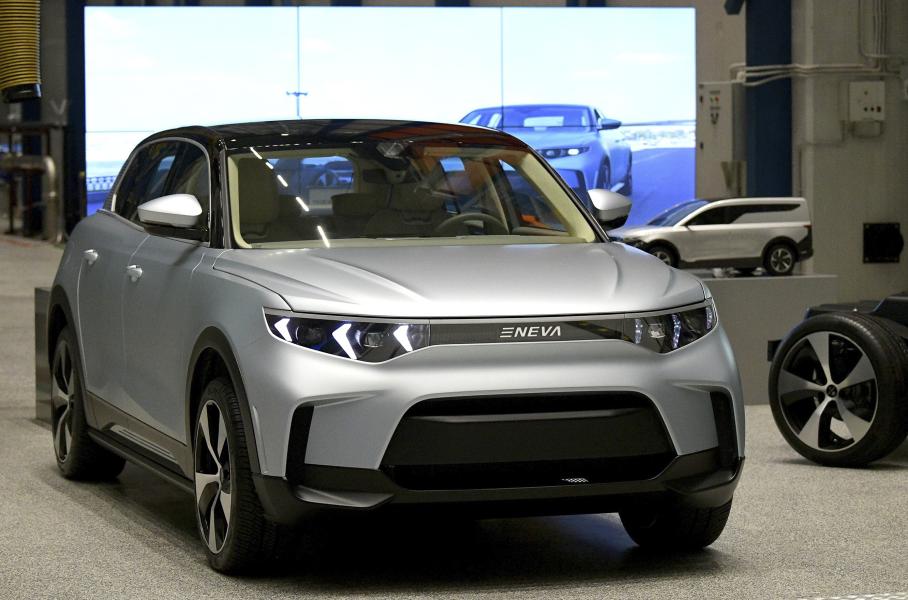 Путину показали российский кроссовер E-NEVA