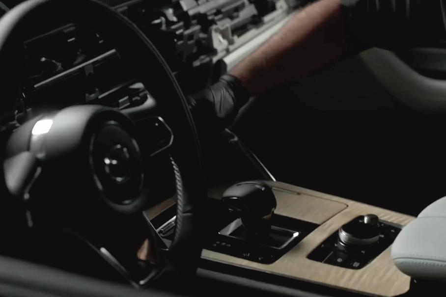Mazda показала на видео салон флагманского CX-90