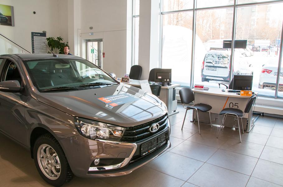 Дореформенная Lada Vesta в салоне